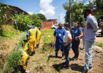 prefeita-debora-acompanha-obra-preventiva-de-limpeza-de-canal