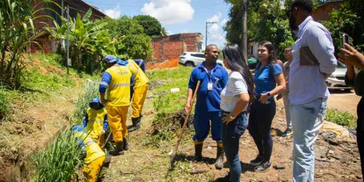 prefeita-debora-acompanha-obra-preventiva-de-limpeza-de-canal