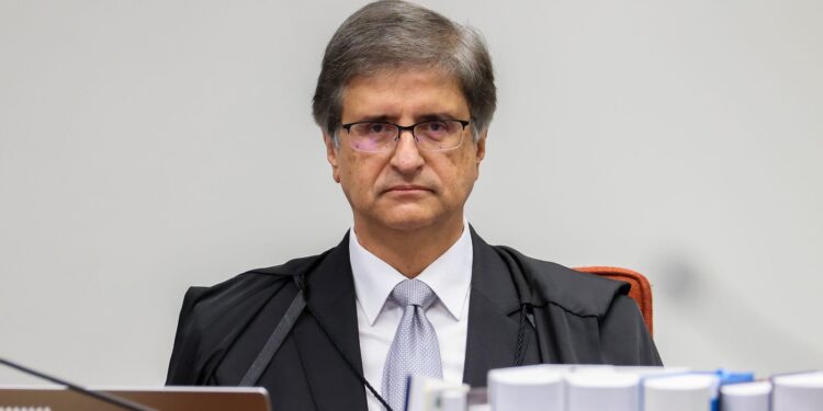 mulher-que-pichou-estatua-pode-cumprir-prisao-domiciliar,-diz-pgr