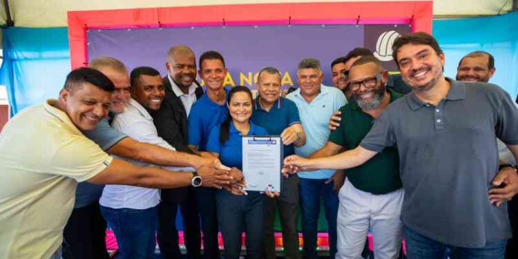 prefeita-da-ordem-de-servico-para-requalificacao-de-piscina-e-obras-iniciam-imediatamente