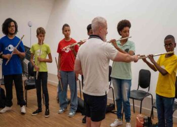 jovens-do-neojiba-participaram-de-masterclass-com-flautista-internacional