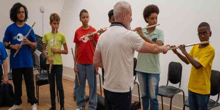 jovens-do-neojiba-participaram-de-masterclass-com-flautista-internacional