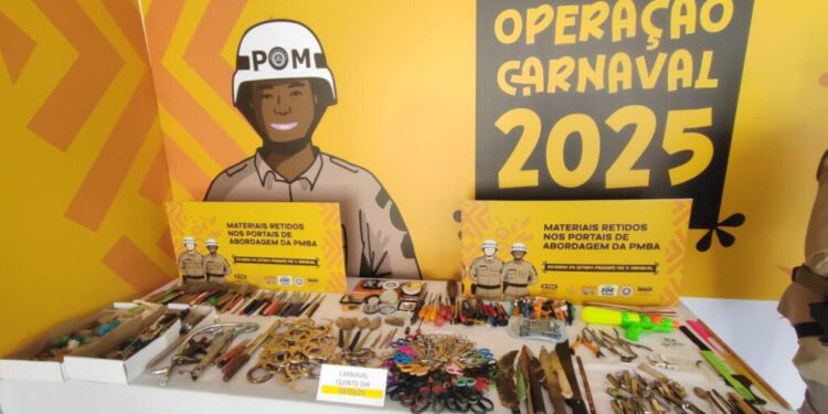 PM apreende mais de 4 mil objetos proibidos no Carnaval de Salvador; entre eles, facas, algemas e até um cutelo