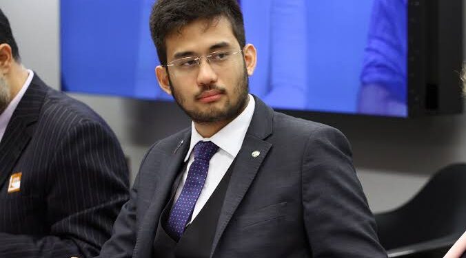 Deputado Kin Kataguiri apresenta projeto para proibir prostituas em vias públicas