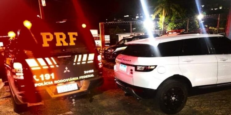 Homem é preso ao dirigir veículo de luxo roubado na BR-324, em Simões Filho