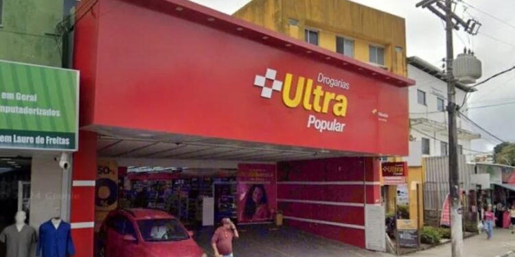 Farmácia é alvo de arrombamento no centro de Lauro de Freitas