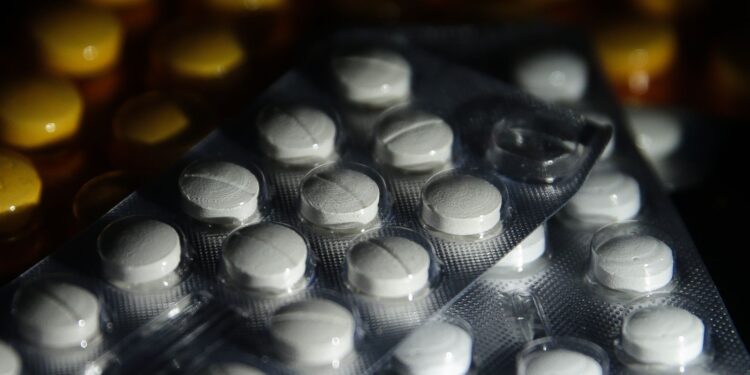 juiz-suspende-norma-que-autoriza-farmaceuticos-a-prescreverem-remedios