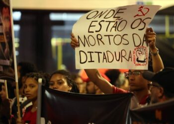 cordao-da-mentira-faz-desfile-“para-adiar-o-fim-do-mundo”