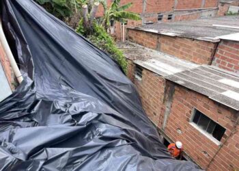 prefeitura-realiza-trabalho-preventivo-com-aplicacao-de-lona-em-areas-de-risco