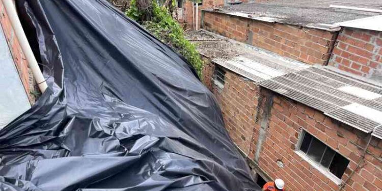 prefeitura-realiza-trabalho-preventivo-com-aplicacao-de-lona-em-areas-de-risco