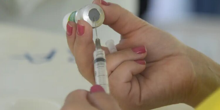 covid-19:-casos-da-doenca-diminuem-7,58%-na-media-movel;-influenza-e-vsr-aumentam-no-pais