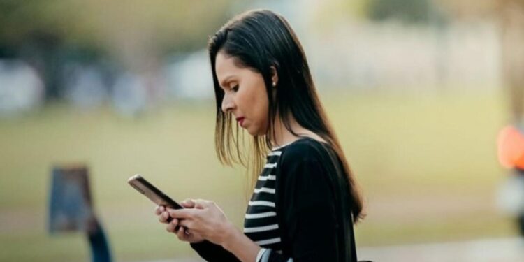 9-em-cada-10-brasileiros-contam-com-acesso-a-telefonia-movel