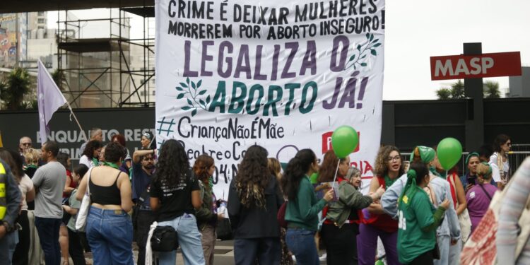 barreiras-travam-aborto-legal-no-brasil,-diz-instituto-ligado-a-oms