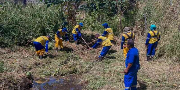 prefeitura-realiza-acao-de-limpeza-de-rio-em-vilas-do-atlantico