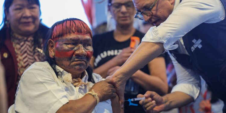 padilha-vacina-lideres-indigenas-durante-acampamento-em-brasilia