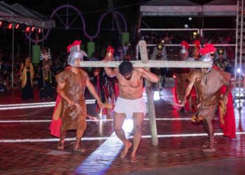 encenacao-da-paixao-de-cristo-emociona-e-atrai-centenas-de-pessoas-a-praca-da-matriz