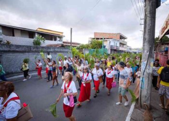 prefeita-debora-participa-da-procissao-e-missa-do-domingo-de-ramos