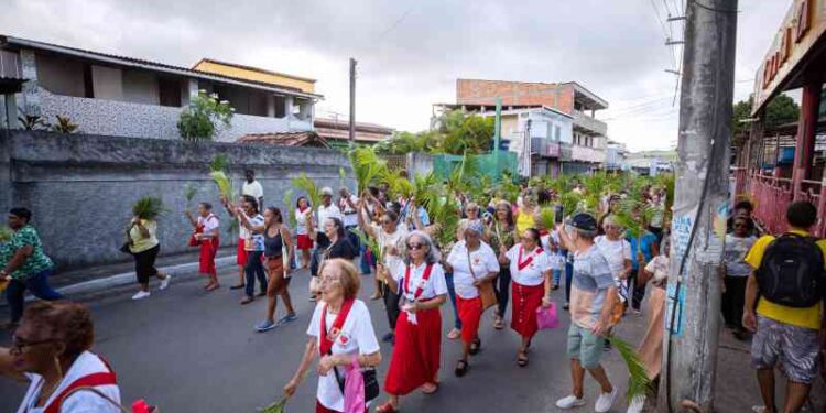 prefeita-debora-participa-da-procissao-e-missa-do-domingo-de-ramos