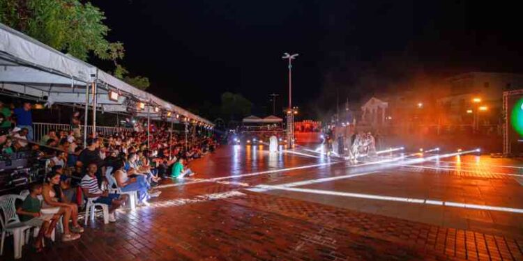 publico-lota-a-praca-da-matriz-para-prestigiar-a-ultima-noite-da-paixao-de-cristo-na-bahia