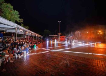 publico-lota-a-praca-da-matriz-para-prestigiar-a-ultima-noite-da-paixao-de-cristo-da-bahia