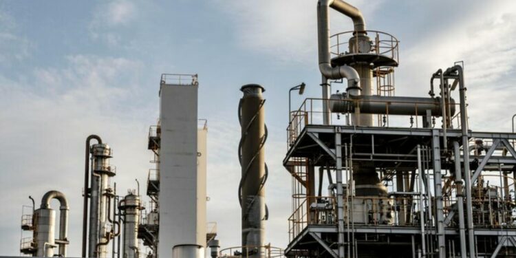 industria-quimica:-producao,-vendas-e-demanda-interna-caem-no-primeiro-bimestre-de-2025