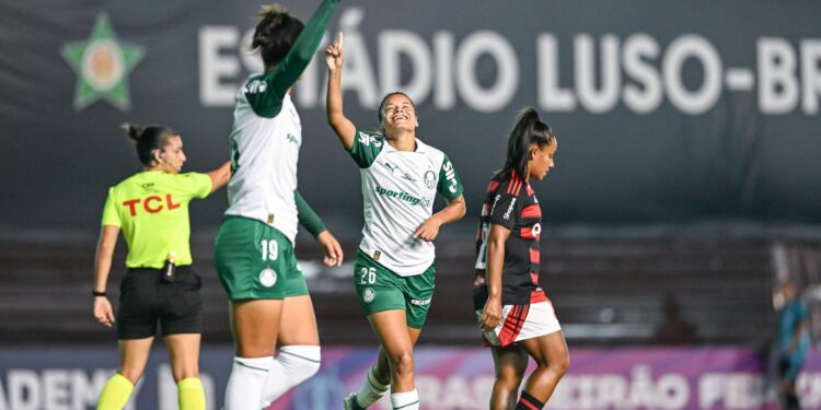 palmeiras-goleia-flamengo-para-liderar-o-brasileirao-feminino