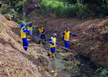 prefeitura-garante-limpeza-de-canal-na-rua-euvaldo-santos-leite