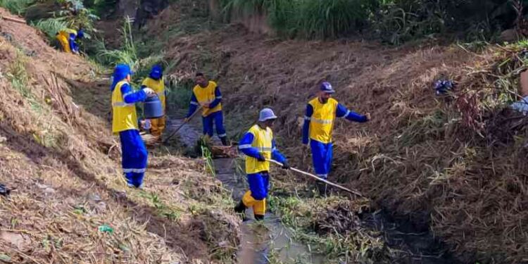 prefeitura-garante-limpeza-de-canal-na-rua-euvaldo-santos-leite