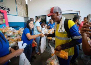 prefeita-distribui-cesta-da-semana-santa-para-agentes-de-limpeza
