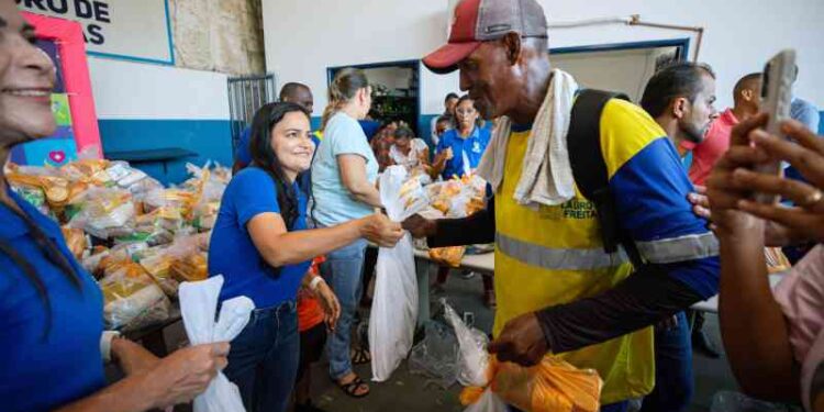 prefeita-distribui-cesta-da-semana-santa-para-agentes-de-limpeza