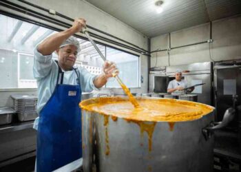 restaurante-popular-oferece-cardapio-especial-da-semana-santa,-nesta-quinta-feira-(17)