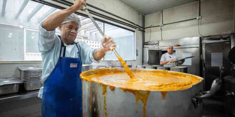 restaurante-popular-oferece-cardapio-especial-da-semana-santa,-nesta-quinta-feira-(17)