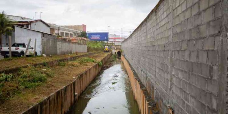 acoes-de-desobstrucao-da-rede-de-drenagem-e-limpeza-de-canais-acontecem-nesta-quarta-feira-(23)