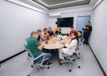 prefeita-debora-regis-realiza-visita-de-cortesia-ao-total-atacado