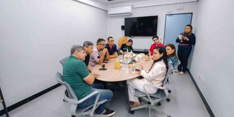 prefeita-debora-regis-realiza-visita-de-cortesia-ao-total-atacado