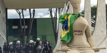 stf-tem-maioria-para-condenar-mulher-que-pichou-estatua-no-8/1