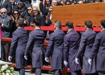 no-vaticano,-lula-diz-que-papa-fez-historia-ao-combater-desigualdades