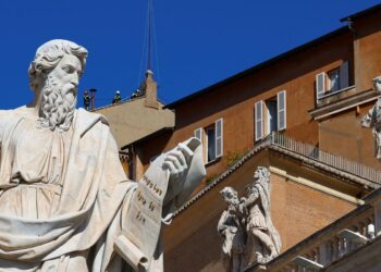 instalada-na-capela-sistina-chamine-que-anunciara-o-novo-papa