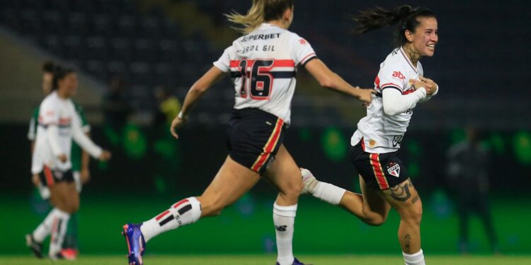 sao-paulo-vence-palmeiras-e-sobe-para-4o-lugar-no-brasileirao-feminino