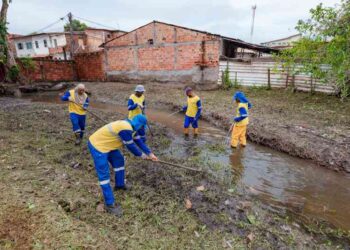 prefeitura-realiza-acao-de-limpeza-de-canal-em-portao