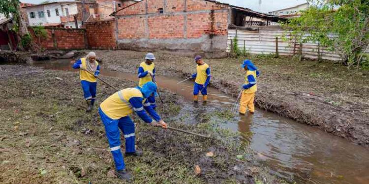 prefeitura-realiza-acao-de-limpeza-de-canal-em-portao