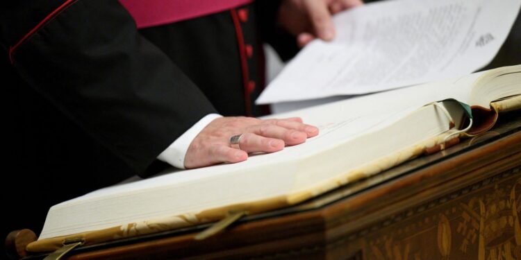 cardeais-entram-em-reclusao-antes-do-conclave-para-eleger-novo-papa