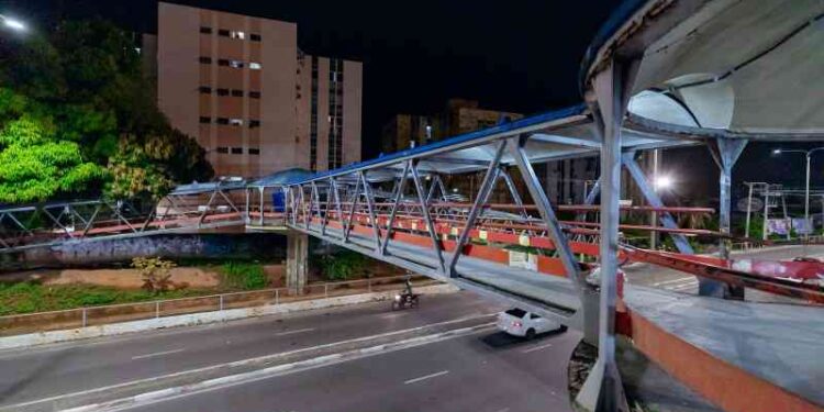 passarela-do-antigo-maxxi-atacado-recebe-nova-iluminacao-e-garante-mais-seguranca-aos-municipes