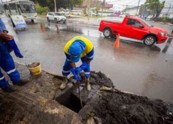 prefeitura-realiza-acao-de-desobstrucao-da-rede-de-drenagem-na-estrada-do-coco