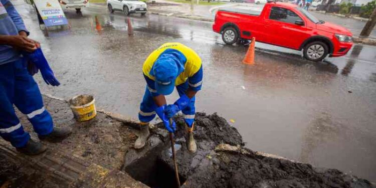 prefeitura-realiza-acao-de-desobstrucao-da-rede-de-drenagem-na-estrada-do-coco