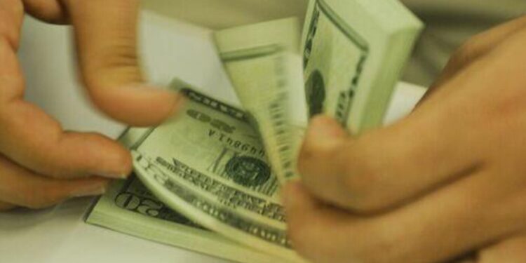 dolar-fecha-em-alta-e-e-cotado-a-r$-5,71