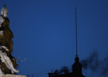 fumaca-preta:-cardeais-ainda-nao-escolheram-papa