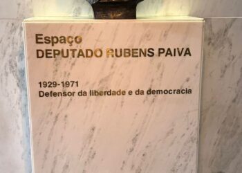 ato-contra-pl-da-anistia-e-realizado-em-frente-a-busto-de-rubens-paiva