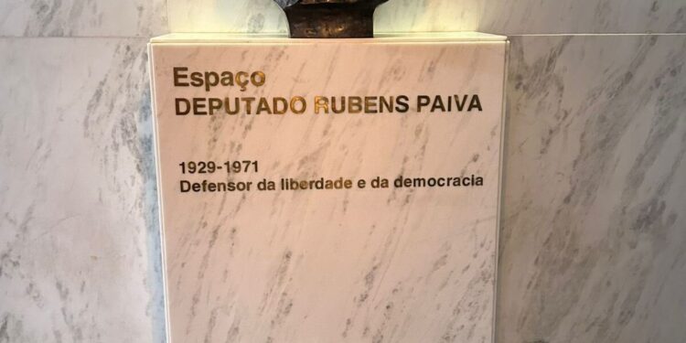 ato-contra-pl-da-anistia-e-realizado-em-frente-a-busto-de-rubens-paiva