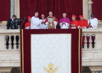 papa-leao-xiv-pede-paz-e-lembra-francisco:-“ajudem-a-construir-pontes”